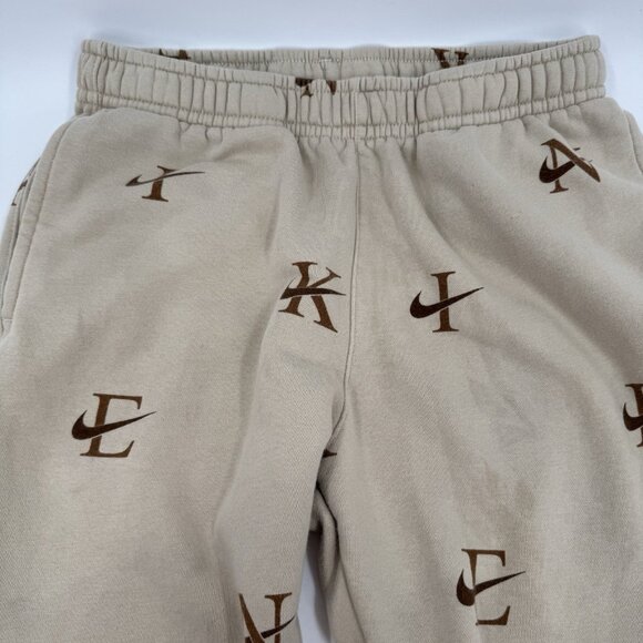 Nike Sports Club Fleece Joggers Mens Medium Logo‎ Print Tan Brown DV9611-206 - Picture 10 of 12